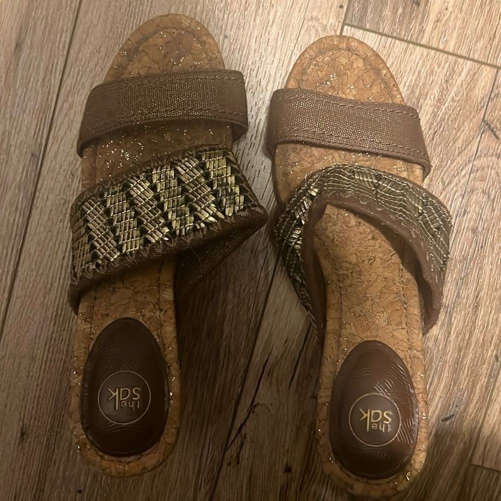 Barely worn adorable wedges, size 6
